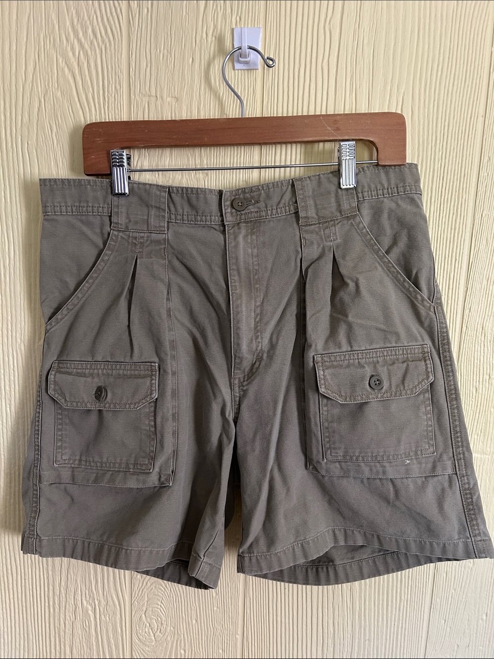 Men's khaki Utility Cargo Shorts - Classic Pocket Design